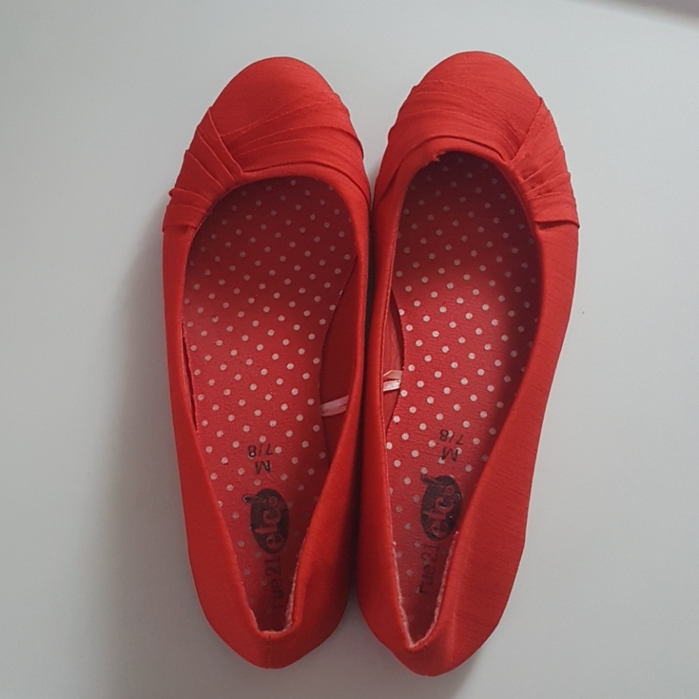 Flat dress shoes